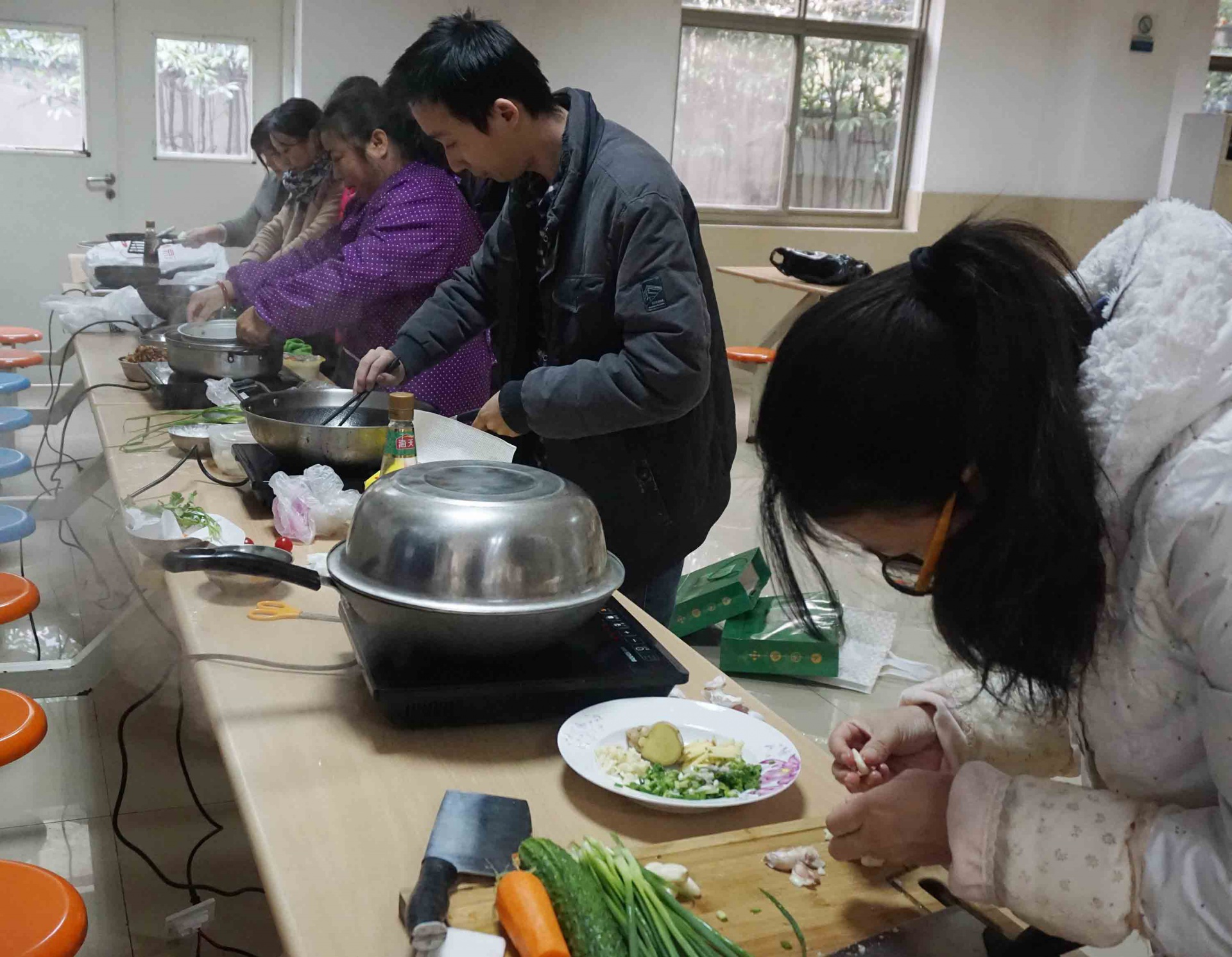 
                            魚火相逢，互展廚技，共烹友旺情！