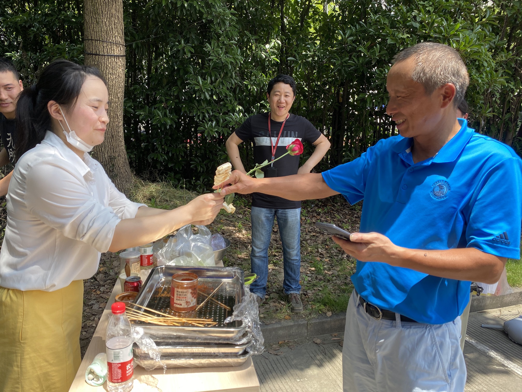 
                            地攤VS公益——我公司開展“義賣集市，友旺喊你來擺攤啦”活動